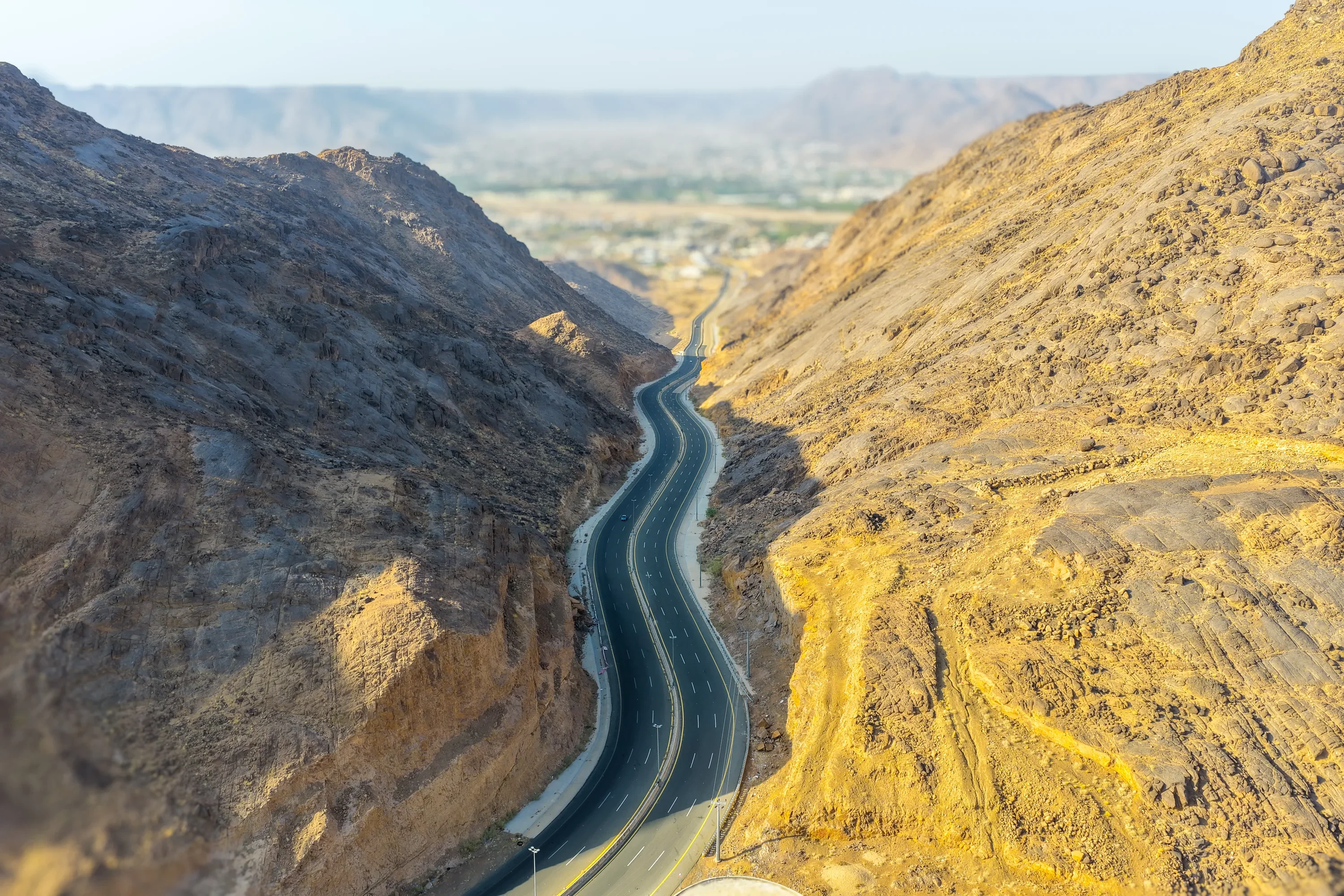 المغرة — الطريق والجبال الذهبية