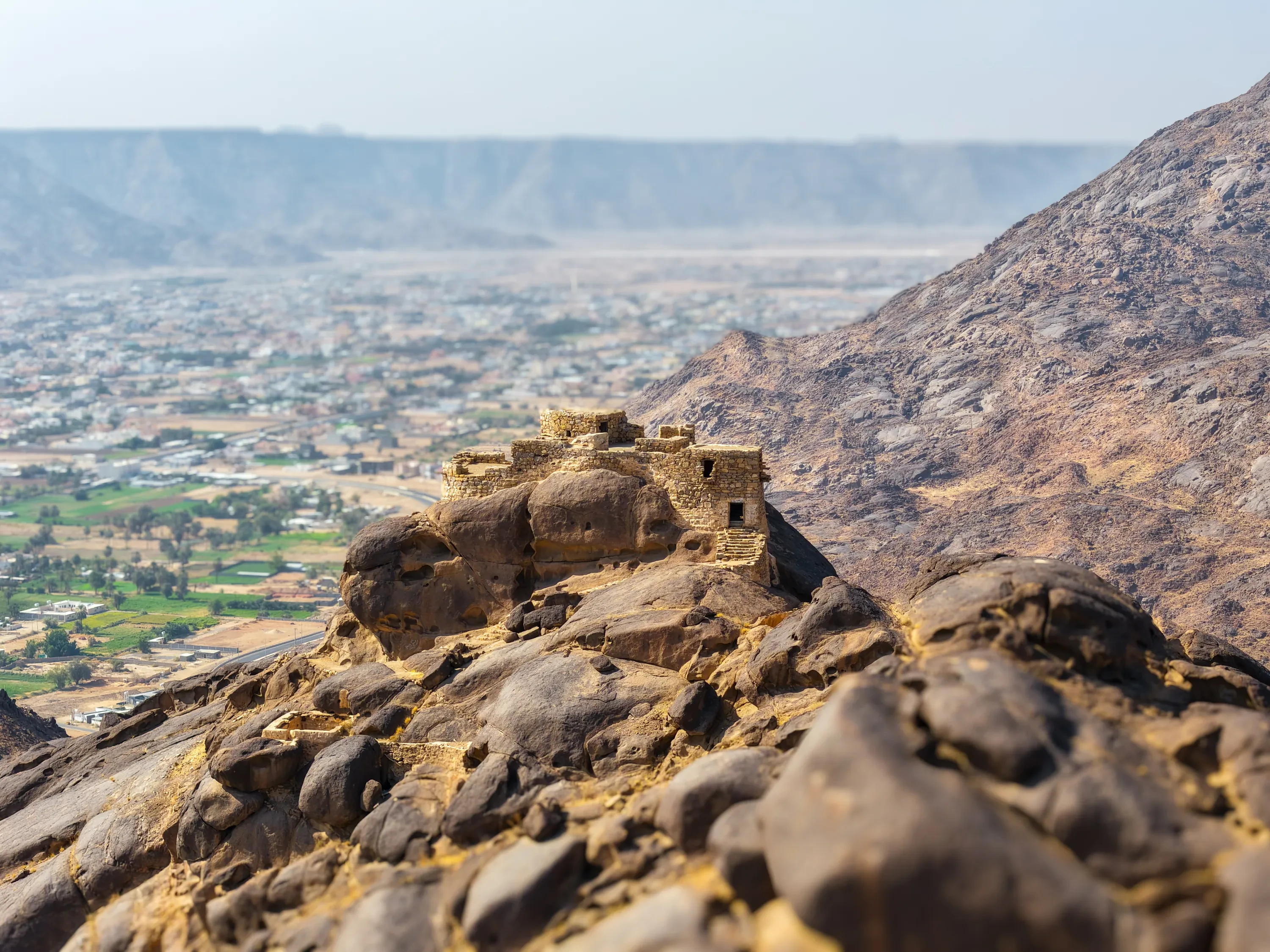 قلعة رعوم — المدينة