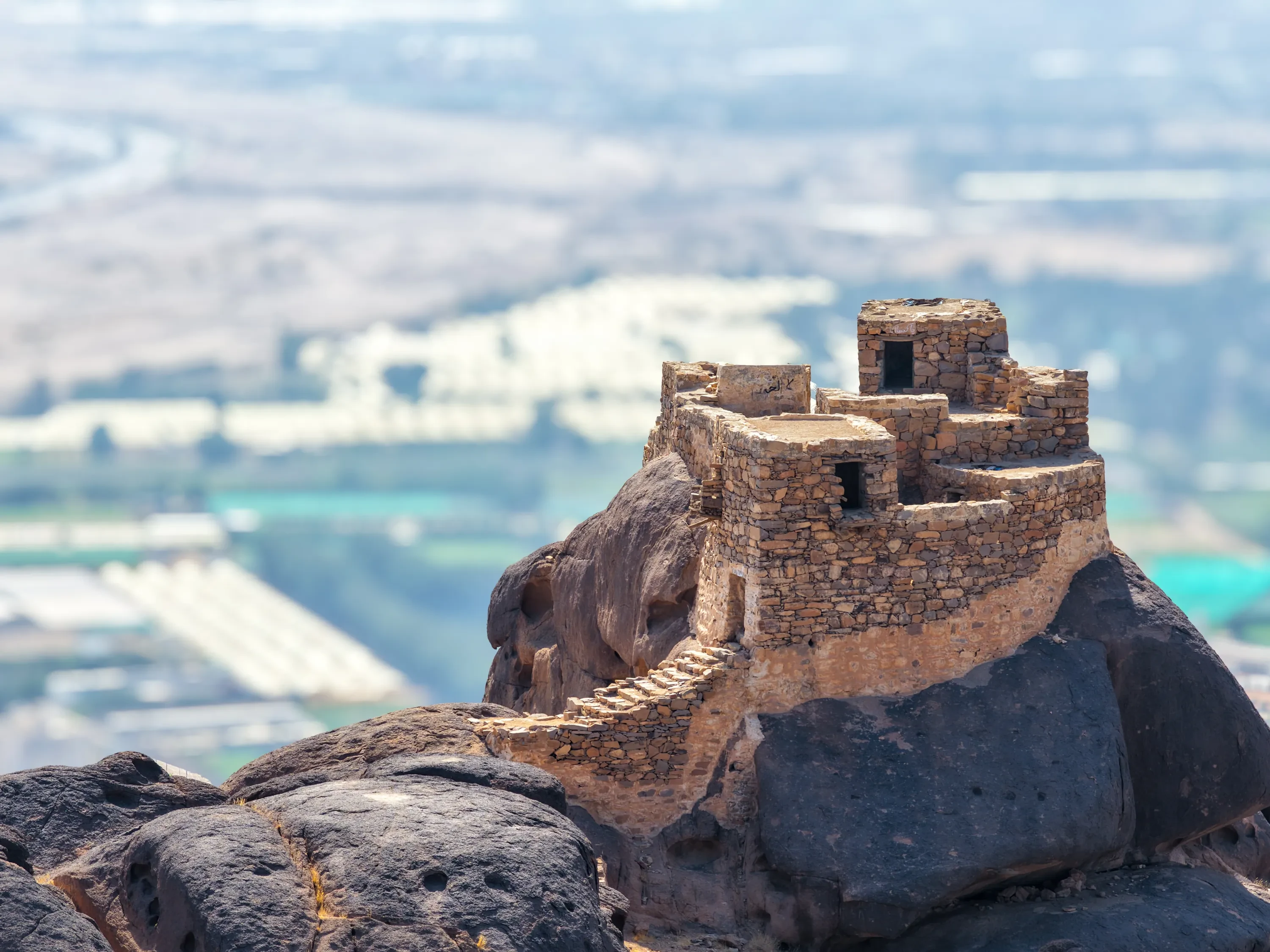 قلعة رعوم — الأبراج
